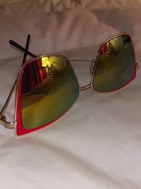 Oversized Cat Eye Stylish Women's Sunglasses - Red Accent Mirrored Lenses